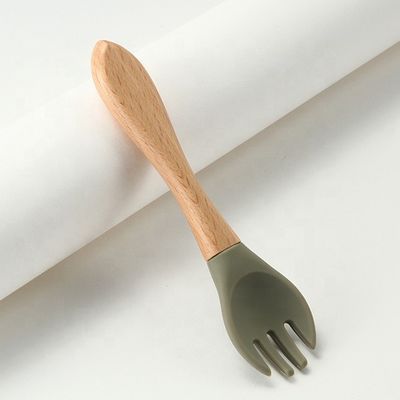 چنگال و قاشق های سیلیکونی درجه مواد غذایی مقاوم در برابر حرارت با دسته چوبی