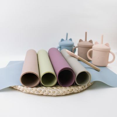 تشک رومیزی سیلیکونی کودکانه بدون لغزش BPA رنگارنگ با حصیر میز رومیزی آرم سفارشی