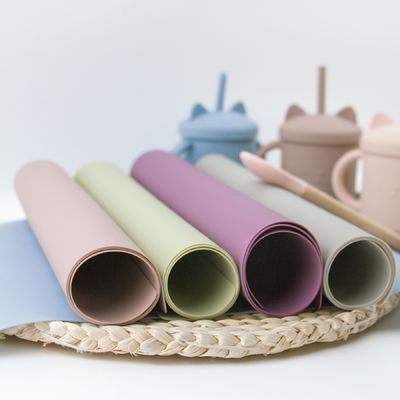 تشک رومیزی سیلیکونی کودکانه بدون لغزش BPA رنگارنگ با حصیر میز رومیزی آرم سفارشی