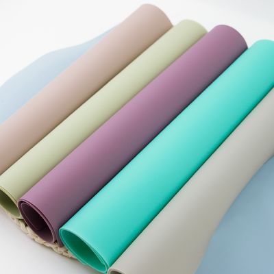 تشک رومیزی سیلیکونی کودکانه بدون لغزش BPA رنگارنگ با حصیر میز رومیزی آرم سفارشی
