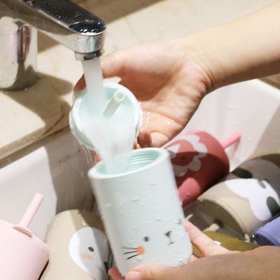 لیوان انعطاف پذیر بدون BPA سیلیکون با دوام بچه ها شیرخوار با کاه و پوشش برای تجربه تغذیه راحت