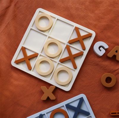 MOQ 50 مجموعه سیلیکون XO Tic Tac Toe پازل لوگو سفارشی رنگ BPA رایگان گواهینامه CE اسباب بازی های سیلیکونی